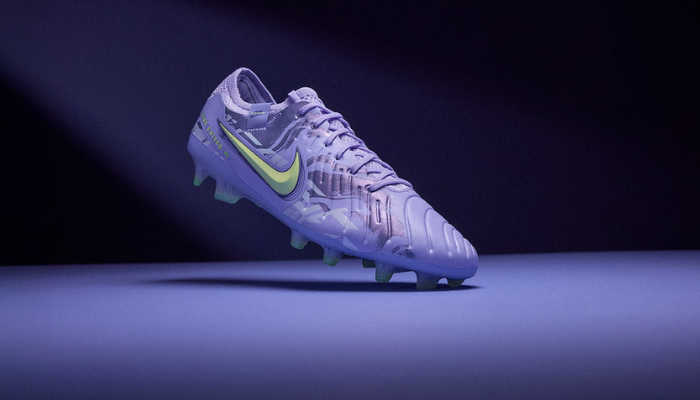 Chuteira de Campo Nike Tiempo Legend 10 Elite FG na cor roxa e amarela, parte do United Pack. Possui cabedal FlyTouch+ para um toque suave e preciso, tecnologia ACC para controle da bola em qualquer clima, pods de espuma moldada para sensibilidade ao toque, zonas 3D de microdots para passes e dribles mais precisos, solado com cravos circulares e lâminas para tração e estabilidade, Flyknit collar para suporte no tornozelo e interior acolchoado para máximo conforto. Modelo usado por Naomi Girma e Patri Guijarro.